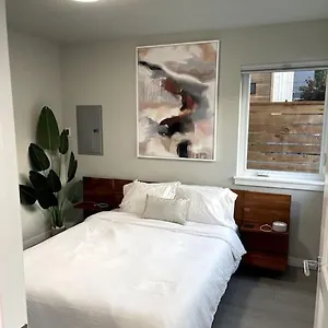 https://seattles-new-modern-townhouse-w-private-rooftop.seattlehotelsites.com