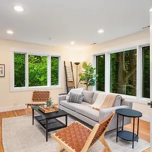 https://4br-with-firepit-outdoor-dining-and-yard-surrounded-by-trees.seattlehotelsites.com